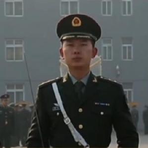 解放军仪仗队升旗前3小时：队员4点起床却精神饱满