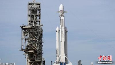 SpaceX发射猎鹰重型火箭 把特斯拉跑车送入太空(图)