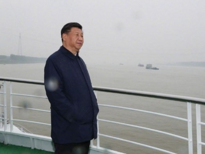 习近平乘船考察长江