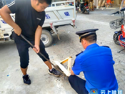 钟祥市城管局依法拆除城市道路“霸道”地锁