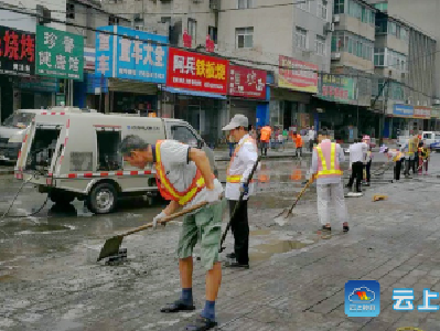 钟祥市城管局 清洁码头街油污 还市民洁净道路