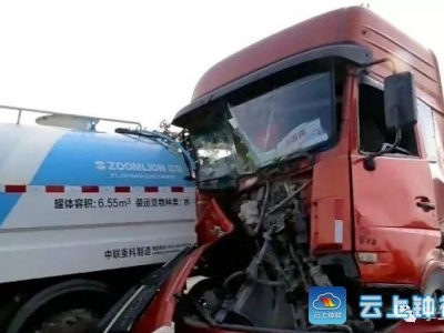 硫酸罐车追尾洒水车一人被困 消防队员成功解救 