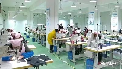 “扶贫车间”建村头 群众脱贫有奔头