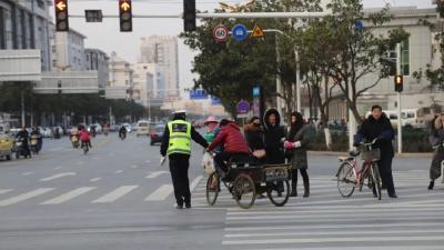 曝光郢中城区行人闯红灯不文明行为