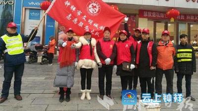 钟祥：志愿者上街疏导交通被点赞