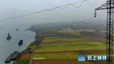 钟祥市第一座跨汉江高压输电线路塔光荣“退役”