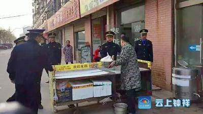严厉打击占道经营行为，城管执法不停歇