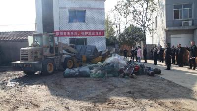 对非法捕鱼者严厉打击，钟祥市集中销毁579件非法捕捞渔具