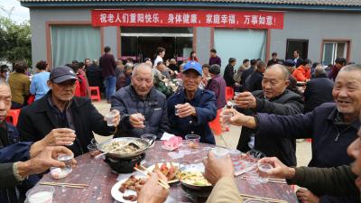 看大戏！吃大餐！这个小山村70多位老人共享“长寿宴”