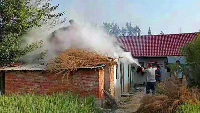 农舍失火 网格员冲在前面……