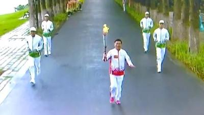 钟祥籍退役军人涂元福参加军运会火炬传递 