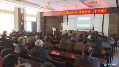 农技专家传经授宝，747名贫困农民将有一技之长