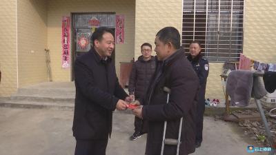 杨剑走访慰问磷矿镇老党员及贫困户