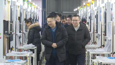 何平在南湖 柴湖调研重点企业发展情况