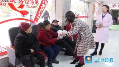 奶粉赠送福利院 老人暖身更暖心 