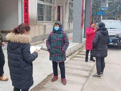 网格员对返乡人员进行健康排查