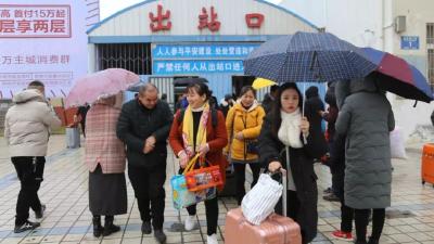 春运首日，3000旅客乘车返乡