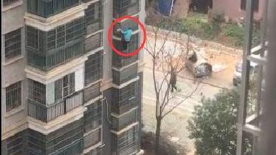 女子从十楼爬窗户下去买肉？​真相来了 