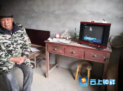 致敬！这位耄耋老人的暖心瞬间！