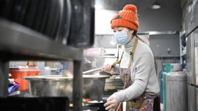 雨衣妹妹：雨衣变成了一把“大伞”！ 