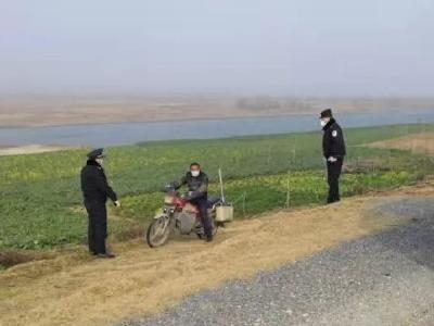 【防控疫情 减少出行】钟祥公安巡特警汉江堤边劝返123人 警告13人 