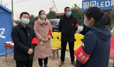何平走访慰问困难群体 检查疫情防控工作