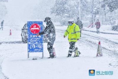 钟祥：最美雪“警”坚守抗“疫”一线
