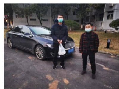 【让党旗在防疫一线高高飘扬】堵路不堵情  堵人不堵爱