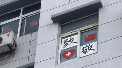 “逆行天使，谢谢你们！”居民楼与医护人员隔空“对话”让人泪目 