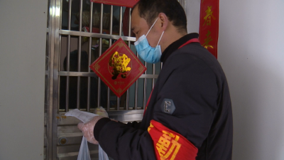 社区值守点里的“代购小哥”