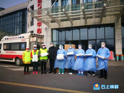 钟祥环保志愿者抗击疫情献爱心  捐赠1000套防护服给钟祥市人民医院
