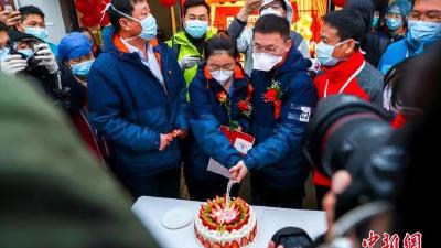 武汉战“疫”记：雷神山医院的“战地婚礼” 