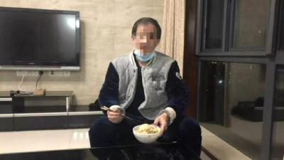 他把银行密码编辑成短信，随时准备发送 