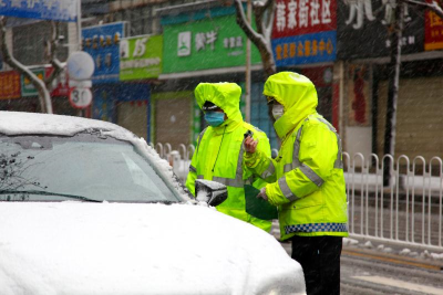 风雪战疫情 “警”色别样美