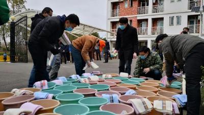 武汉部分高校学生宿舍被临时征用，改造成定点医疗点 