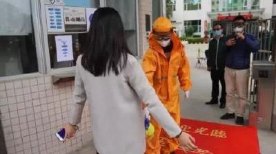 警示！不测体温 员工连续12天带病上班未被察觉！每天还开晨会…… 