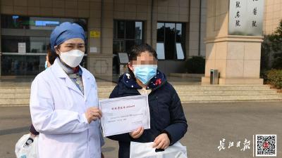 19位重症患者集体出院，李兰娟院士为他们颁“战胜者”证书 