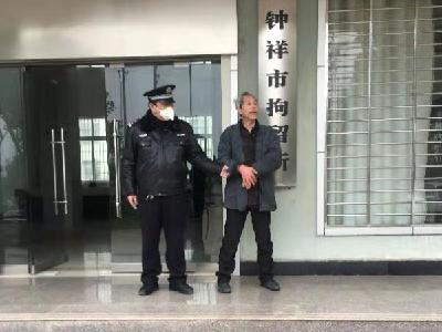 这位老人不戴口罩，不听劝阻，还辱骂工作人员，处罚来了，拘留十日！