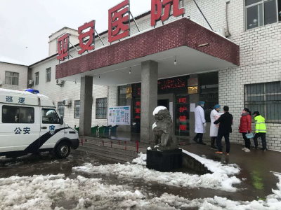 三岁小孩鱼刺卡喉  民警紧急送医救治  