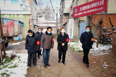 市委书记何平检查指导税务局疫情防控执勤点