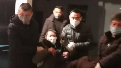 【让党旗在防疫一线高高飘扬】独居老人旧疾加重危在旦夕，村干部半夜紧急送医