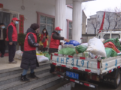 为一线记者提供后勤保障，钟祥志愿者将蔬菜免费送到广电食堂