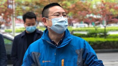 何平强调 强化疫情防控   注重安全生产  确保“两手抓 两手硬”
