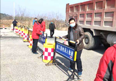抗疫一线，他们用橘红色筑起公路抗疫的安全防护网