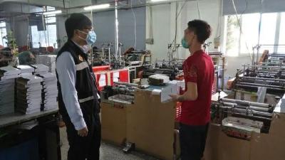 抗疫中的基层网格员群体：“百变金刚”，负重前行 