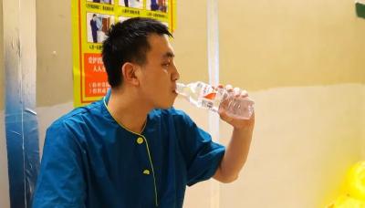 差点晕倒，他却在心疼防护服：“太可惜了！只穿了半小时！” 