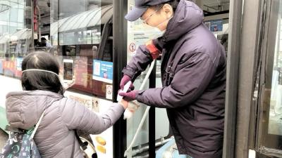 恢复运营后，武汉公交车上多了个新岗位，职责是… 