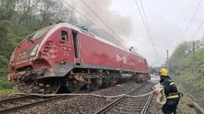 最新！T179脱轨侧翻致1名乘警不幸殉职，4名旅客重伤，另有123人轻伤；乘客：一根钢筋直接把我的裤子插穿 