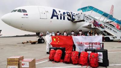 “铁杆朋友”来了！塞尔维亚总统机场迎接中国医疗队，亲吻五星红旗 