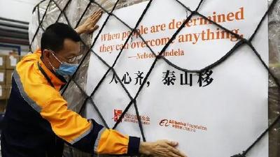 “青山一道，同担风雨”，这些写在援助物资上的诗句，暖~ 